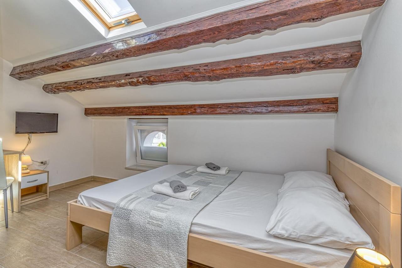 Rooms Vitoria On Joakim Square Poreč Dış mekan fotoğraf