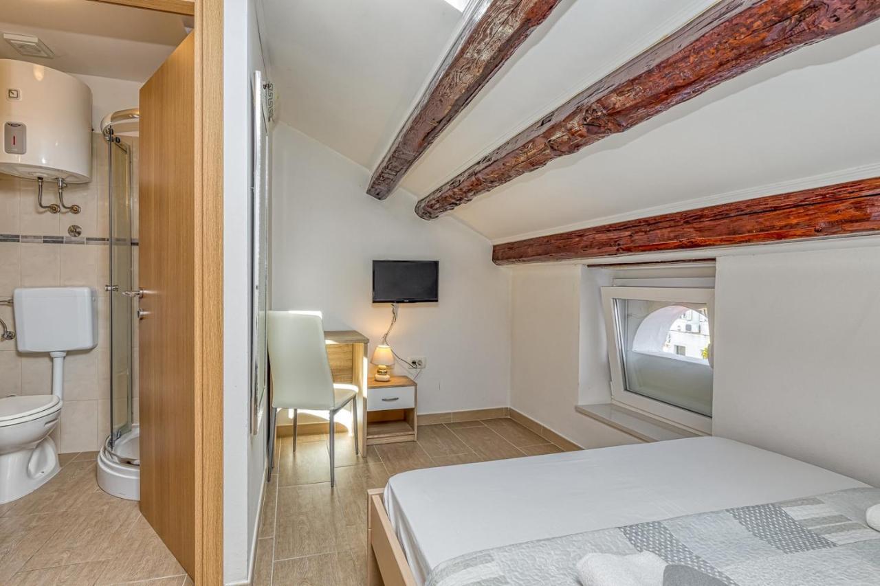 Rooms Vitoria On Joakim Square Poreč Dış mekan fotoğraf